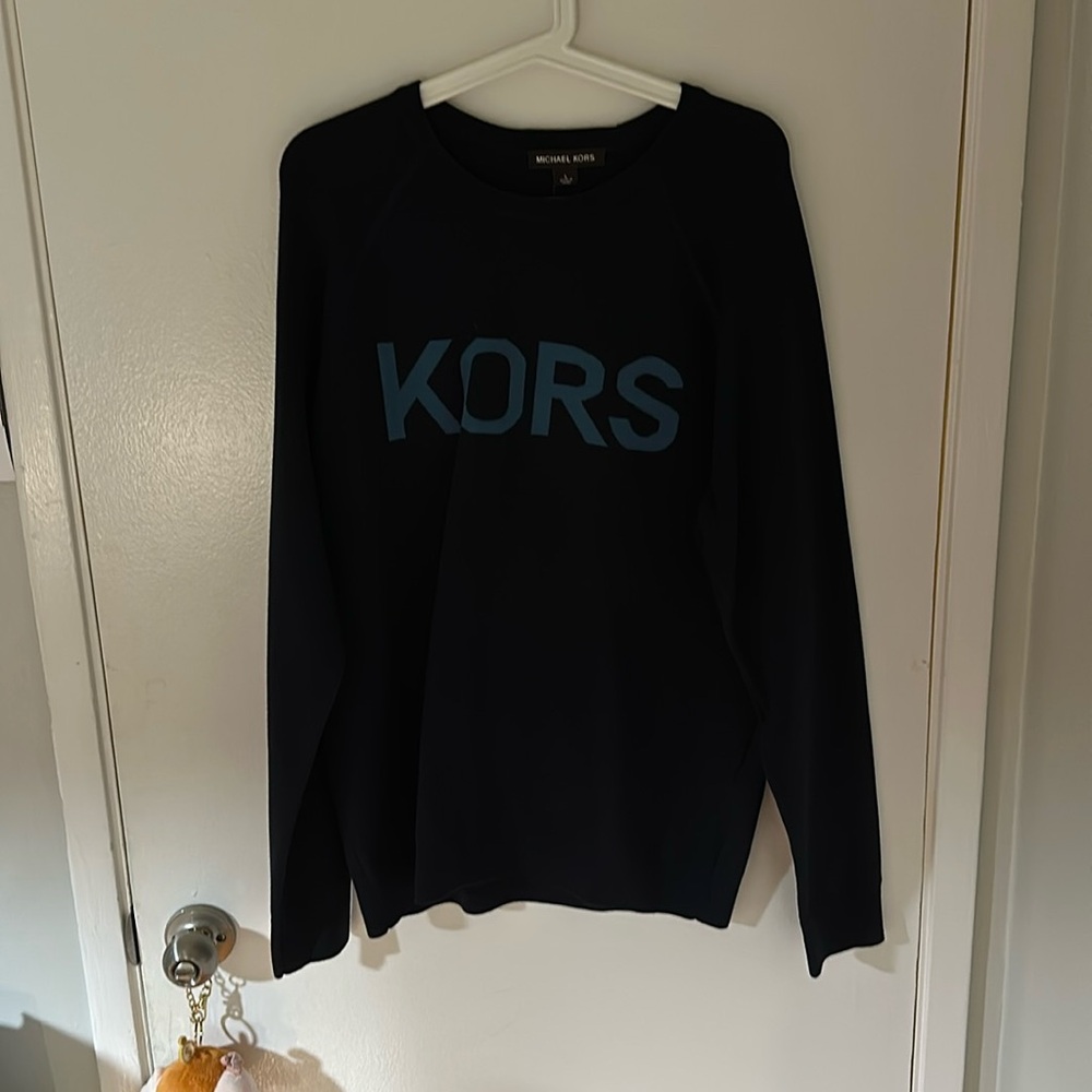 Micheal Kors long sleeve sweater
Men’s size L
